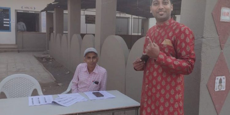 જામવંથલીના વરરાજાએ લગ્નમાં હાજરી આપતા પહેલા મતદાન કરી જાગૃત નાગરિક તરીકેની ફરજ નિભાવી