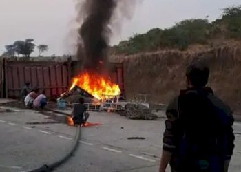 2 ટ્રક વચ્ચે ટક્કર બાદ લાગી આગ, 1 વ્યક્તિ અંદર ફસાઈ જતા મોત 