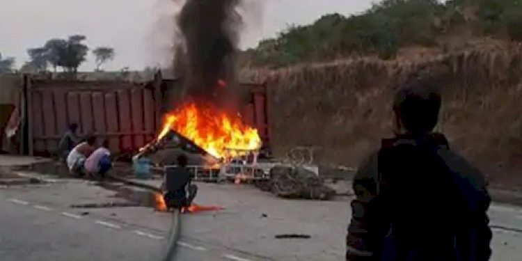 2 ટ્રક વચ્ચે ટક્કર બાદ લાગી આગ, 1 વ્યક્તિ અંદર ફસાઈ જતા મોત