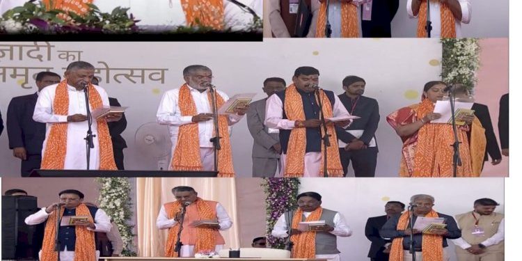 8 કેબિનેટ, 2 રાજ્ય કક્ષા (સ્વતંત્ર) અને 6 રાજ્યકક્ષાના મંત્રીઓએ શપથ લીધા