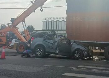 કન્ટેનર પાછળ ઘુસી ગઈ કાર, 4 ના મોત 