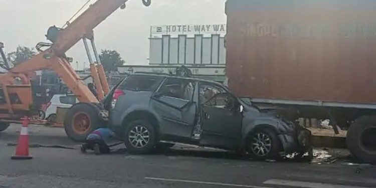 કન્ટેનર પાછળ ઘુસી ગઈ કાર, 4 ના મોત