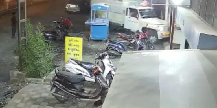 બેકાબુ બનેલ બોલેરો આ રીતે ઘુસી ગઈ “બાપાના બગીચામાં”… એક યુવક કચડાઈ ગયો