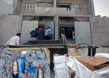 પીનારા ચેતજો, રાજકોટમાંથી નકલી શરાબ બનાવતી મીની ફેક્ટરી ઝડપાઈ