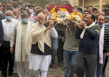 વડાપ્રધાને માતાને અંતિમ વિદાય આપી, સમગ્ર મોદી પરિવાર ભાવુક બન્યો..