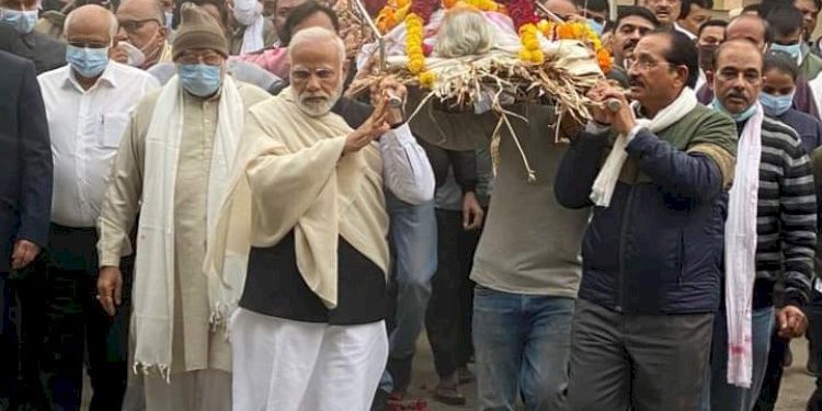 વડાપ્રધાને માતાને અંતિમ વિદાય આપી, સમગ્ર મોદી પરિવાર ભાવુક બન્યો..