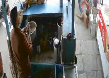 રખડતા ઢોરનો ત્રાસ, વધુ એક મહિલાને અડફેટ લેવાની ઘટના CCTV માં થઇ રેકોર્ડ 