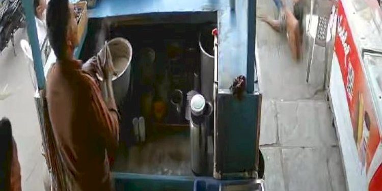 રખડતા ઢોરનો ત્રાસ, વધુ એક મહિલાને અડફેટ લેવાની ઘટના CCTV માં થઇ રેકોર્ડ