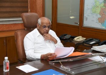 મુખ્યમંત્રી ધગ્યા : નાનાં પ્રશ્નો છેક સચિવાલય સુધી શા માટે પહોંચે છે ?!