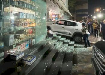 કાર સીધી જ….ક્રોકરી શોરૂમમાં ઘુસી ગઈ..