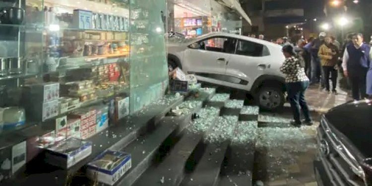 કાર સીધી જ….ક્રોકરી શોરૂમમાં ઘુસી ગઈ..