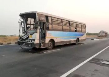 એસ.ટી.બસ અને ડમ્પર વચ્ચે થઇ ટક્કર..થોડીવાર પૂરતા 35 મુસાફરોના શ્વાસ અદ્ધર થઇ ગયા