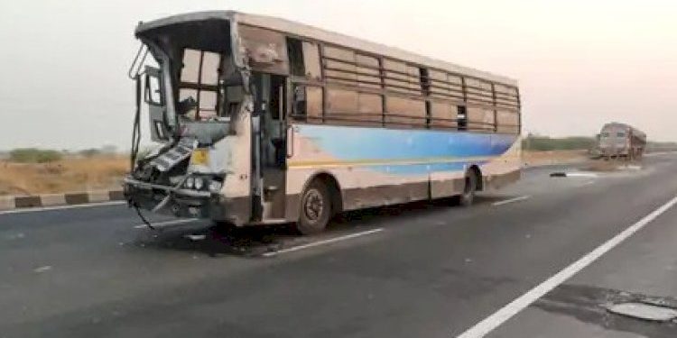 એસ.ટી.બસ અને ડમ્પર વચ્ચે થઇ ટક્કર..થોડીવાર પૂરતા 35 મુસાફરોના શ્વાસ અદ્ધર થઇ ગયા