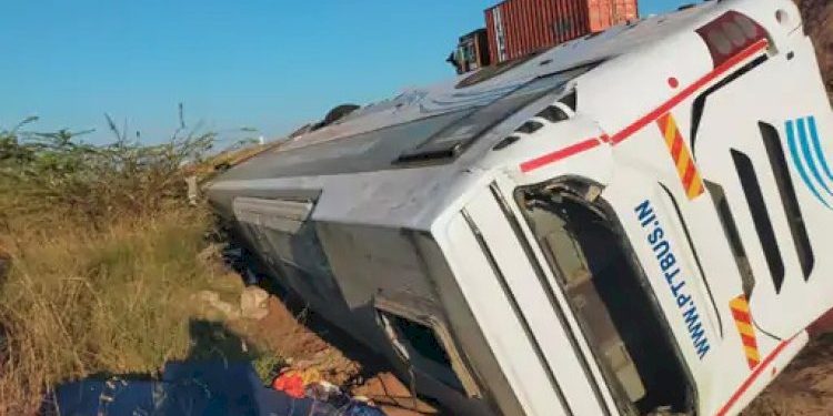 કચ્છથી અમદાવાદ જઈ રહેલ બસ ડ્રાઈવરને ઝોકું આવી જતા પલટી મારી ગઈ..