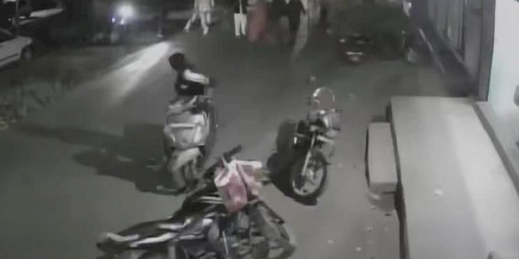 CCTV:અગાઉ થયેલ માથાકૂટને મગજમાં રાખી 6 શખ્સો 2 મહિલા સહિતના પરિવાર પર તૂટી પડ્યા