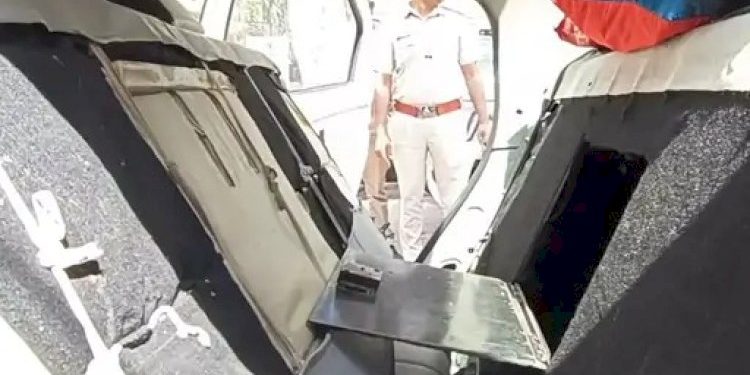 પોલીસે કાર રોકી…ચેકિંગ કરતા મળ્યું ચોરખાનું…ખાનામાંથી મળી આવ્યા 1 કરોડની કિમતના…