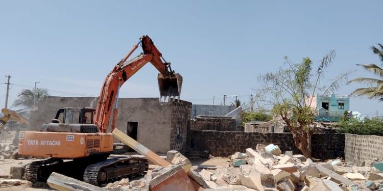 હર્ષદગાંધવીનાં દરિયાકિનારે 48 કલાકમાં, 239 ગેરકાયદે બાંધકામોનો કડૂસલો…..