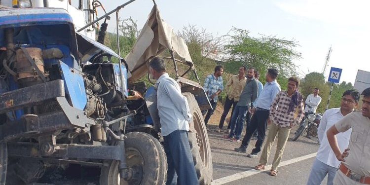 ટ્રેક્ટર અને ટ્રેલર અથડાયા, 2 ના મોત