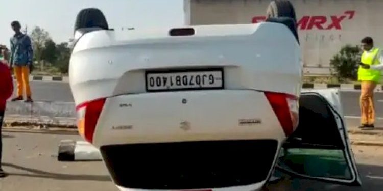 …અને ટકરાઈને કાર પલટી મારી ગઈ