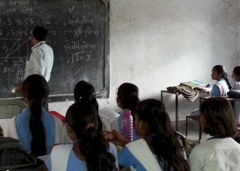 આ શાળાઓમાં આચાર્યોએ ઘંટ વગાડવા પડે છે…..