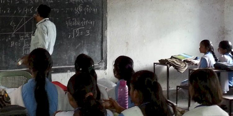આ શાળાઓમાં આચાર્યોએ ઘંટ વગાડવા પડે છે…..
