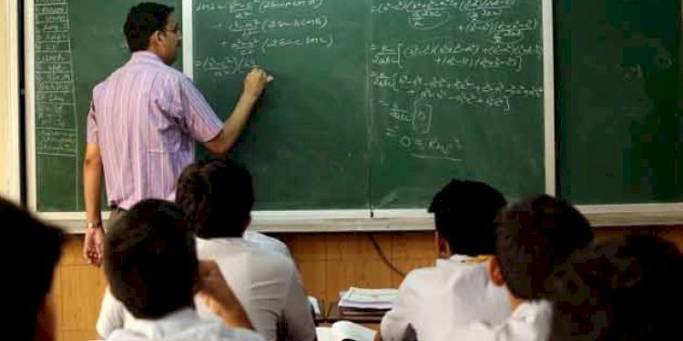 શિક્ષકોની હજારો જગ્યાઓ ખાલી, બીજી તરફ ભરતીમાં અસહ્ય વિલંબ !