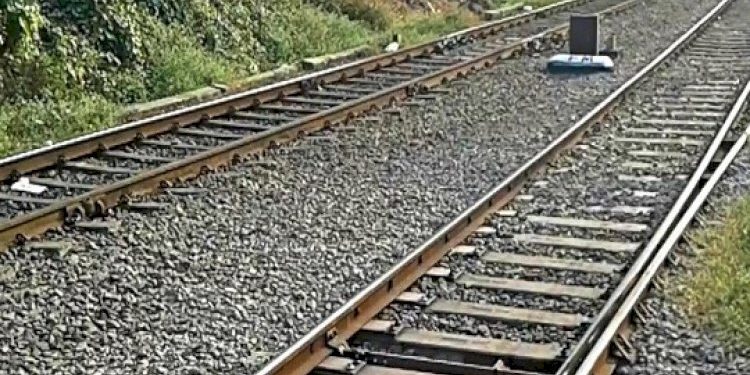 રેલ્વે ટ્રેક ક્રોસ કરવા ના કરશો ઉતાવળ, અહી બની એવી ઘટના કે….