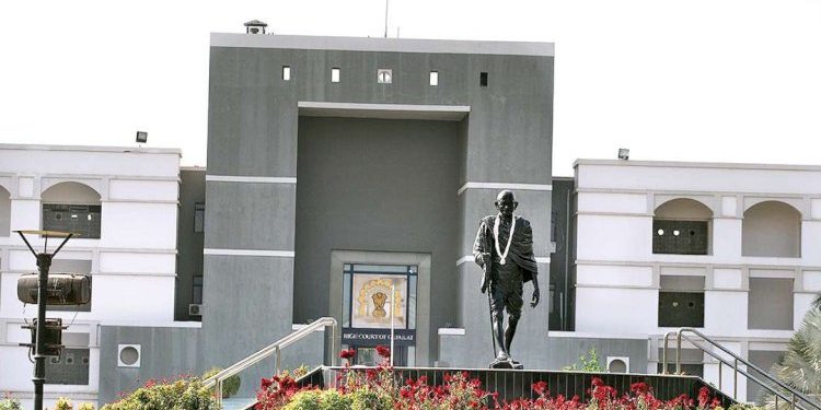 ગુજરાતમાં ગટરો સાફ કરતી વેળાએ 152 સફાઈ કામદારોનાં મોતનો મામલો, હાઈકોર્ટમાં….