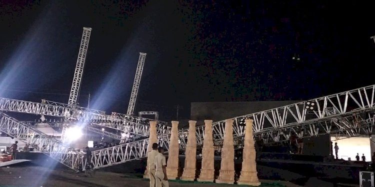 સ્ટેજ તૂટ્યા પછી, ઢાંકપિછોડો કરવા તંત્રોનાં રીતસર ઉધામાઓ !