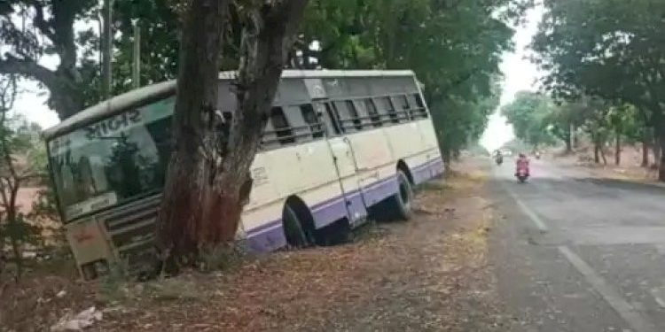 S.T BUS ઝાડ સાથે અથડાઈ જો કે મુસાફરોનો…