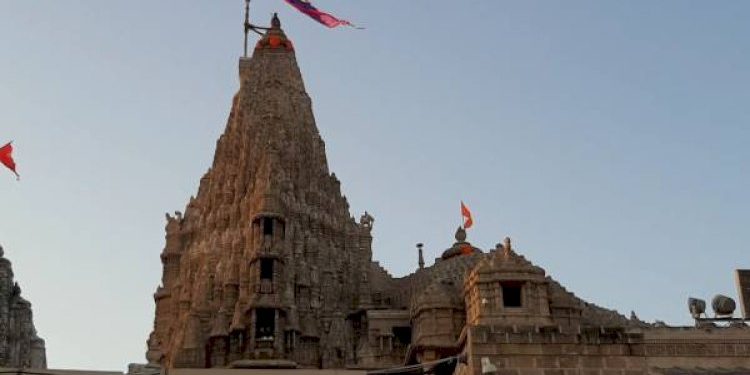 દ્વારકા નિજ મંદિરમાં તમાશાના સામે આવેલ વિડીયો દેવસ્થાન સમિતિ દાખલો બેસાડી શકશે..?