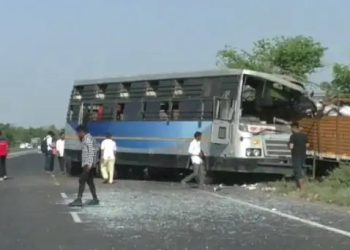 બસ બંધ આઈશર સાથે અથડાઈ, 1 નું મોત