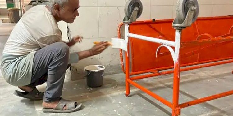 નર્સિંગ સ્ટાફે આ હોસ્પિટલમાં સ્ટ્રેચરને ‘કેસરિયા’ કરતાં વિવાદ …..