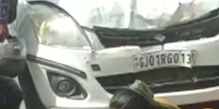 રોડ ક્રોસ કરી રહેલ 3 ને કચડી કારચાલક ફરાર