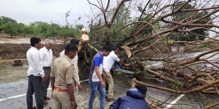 સંભવિત વાવાઝોડા પૂર્વે દેવભૂમિ દ્વારકા જિલ્લામાં વંટોળિયા પવન સાથે ચાર ઈંચ સુધી વરસાદ