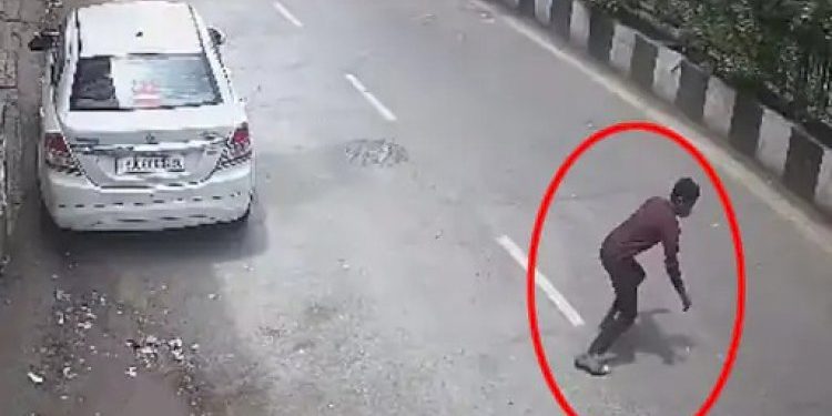 એ યુવકને એવું તો શું થયું કે ચાલતી સ્કુલ બસ નીચે ઝંપલાવી જીવ આપી દીધો