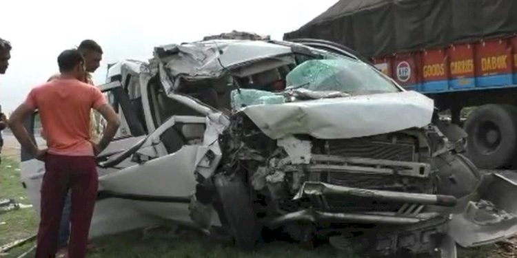 કાર અને ટ્રક વચ્ચે અકસ્માત, 3 ના મોત