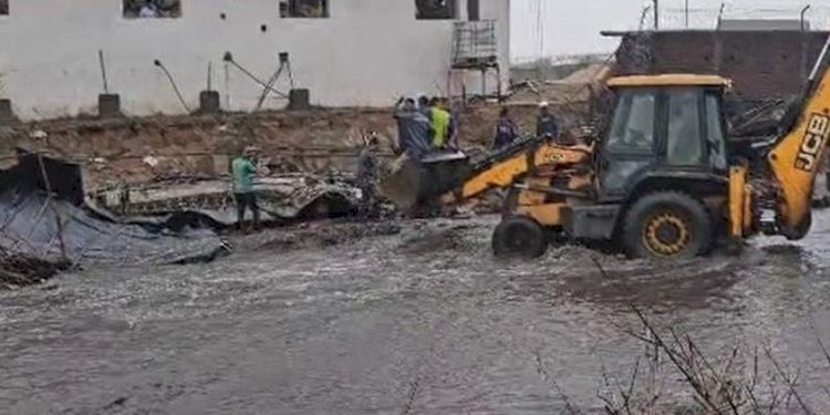 દીવાલ ધરાશાયી થતા 8 દબાયા, 4 બાળકોના મોત