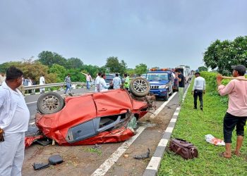 રસ્તા પર જઈ રહેલ એસટી આડે ઉતરી કાર…બસ રોડ નીચે ઉતરી ગઈ, કારની પલટી