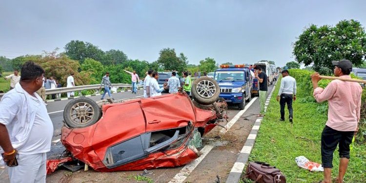 રસ્તા પર જઈ રહેલ એસટી આડે ઉતરી કાર…બસ રોડ નીચે ઉતરી ગઈ, કારની પલટી