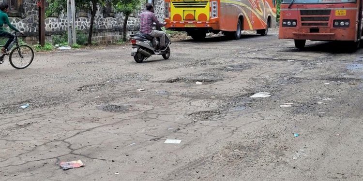 મુખ્યમંત્રીએ માર્ગ મકાન વિભાગના આ ઉચ્ચ અધિકારીને તાપ આપ્યો….