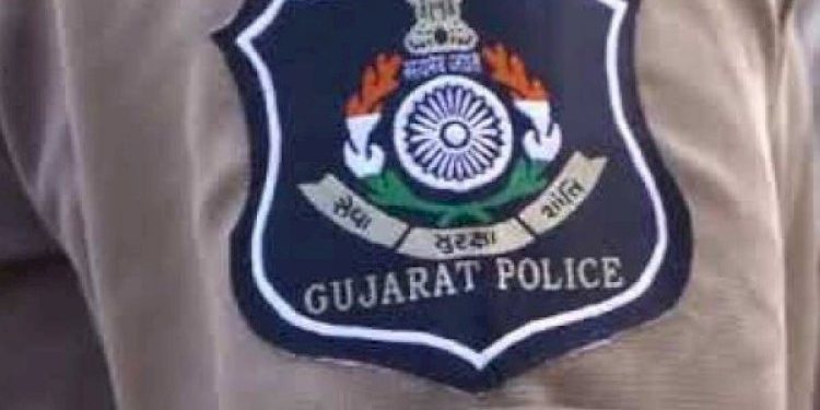 ‘ખાખી’ વસ્ત્રોમાં સજ્જ થઈને સોશિયલ મીડિયામાં ‘ખેલ’ ન કરો…