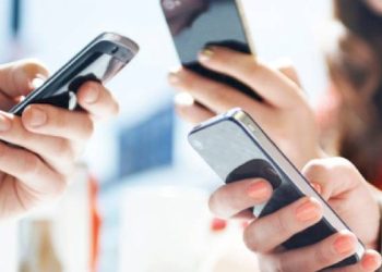 મોબાઇલનો ઉપયોગ, લાખો લોકોને હવે પોસાતો નથી 