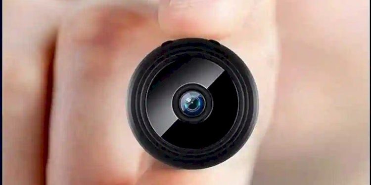 બેન્ક્ના મહિલા વોશરૂમ બાદ હવે અહી પડોશી બાથરૂમમાં સ્પાય કેમેરો લગાવી ગયો