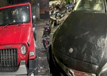 આ બે વૈભવી કારના એસી બોક્સમાંથી મળી આવી બોટલો