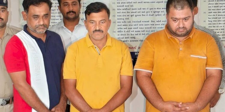 જમ્મુથી ગુજરાત સુધી ‘સલામત’ રીતે પહોંચી ગયા 800 હથિયાર !!