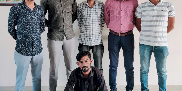 ખંભાળિયાની યુવતીના ફોટા સોશિયલ મીડિયામાં અપલોડ કરી, ધમકી આપતા શખ્સની અટકાયત