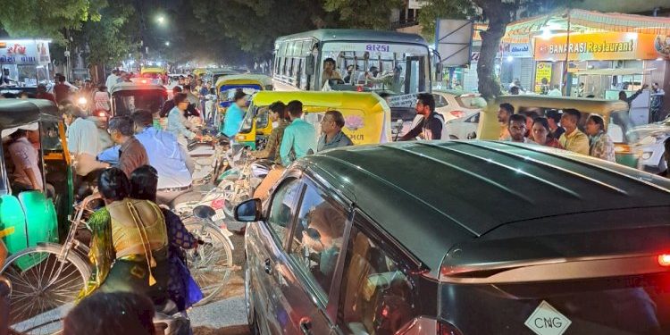 સાતમ-આઠમના તહેવારો દરમિયાન જામનગરમાં ઠેરઠેર ટ્રાફિકજામ !!