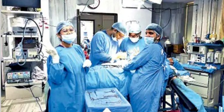 જીજી હોસ્પિટલના બે તબીબોએ ‘પગ પર કુહાડી મારી’…….