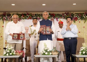 ધીરુભાઇ અંબાણી વિષે પરિમલ નથવાણી લિખિત પુસ્તકનું રાજ્યપાલ આચાર્ય દેવવ્રતના હસ્તે લોકાર્પણ